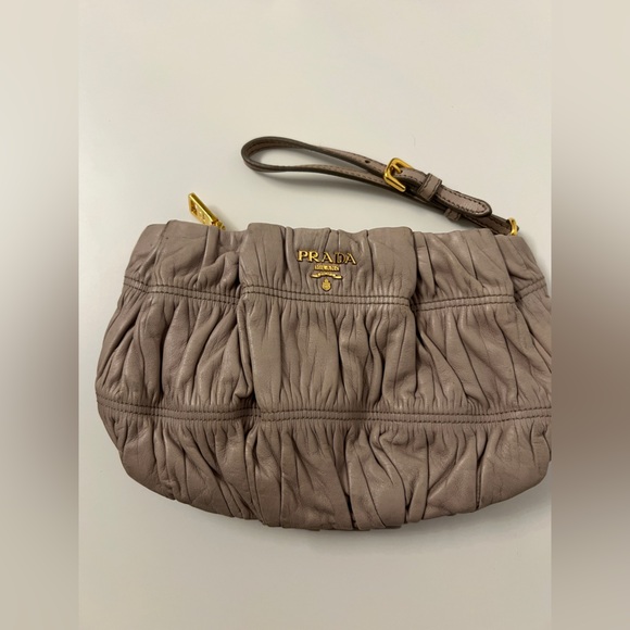 Prada clutch - Picture 3 of 11